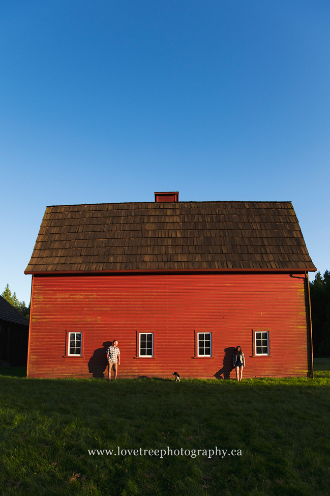 LOVE this big red barn ; image by vancouver engagement photographers http://www.lovetreephotography.ca