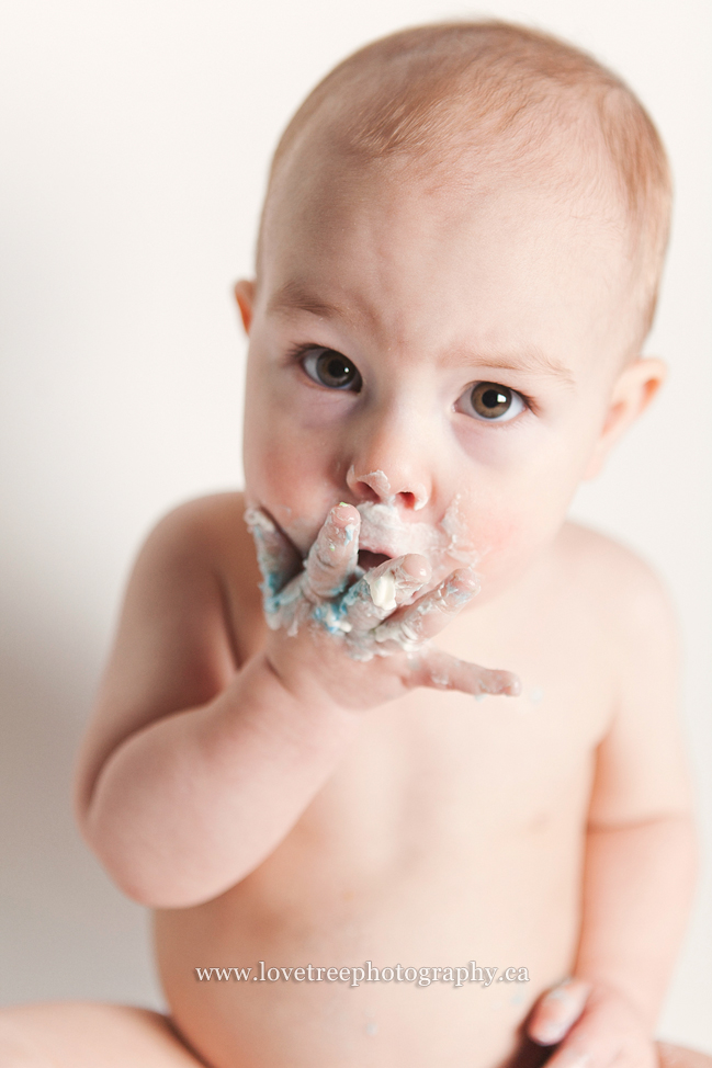 adorable expression from a baby cakesmash session | image by vancouver lifestyle photographers www.lovetreephotography.ca