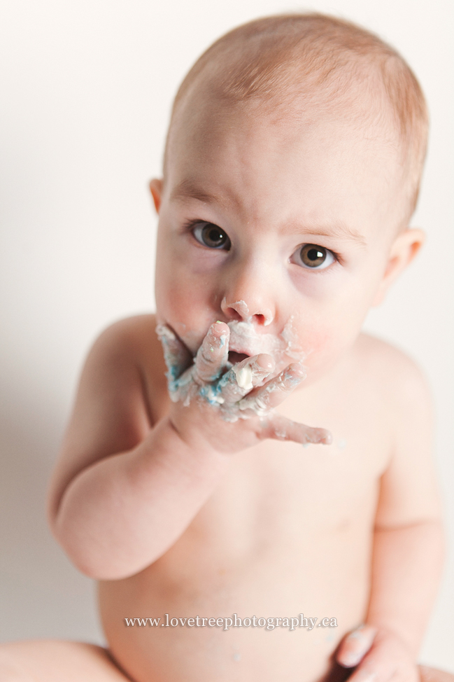adorable expression from a baby cakesmash session | image by vancouver lifestyle photographers www.lovetreephotography.ca