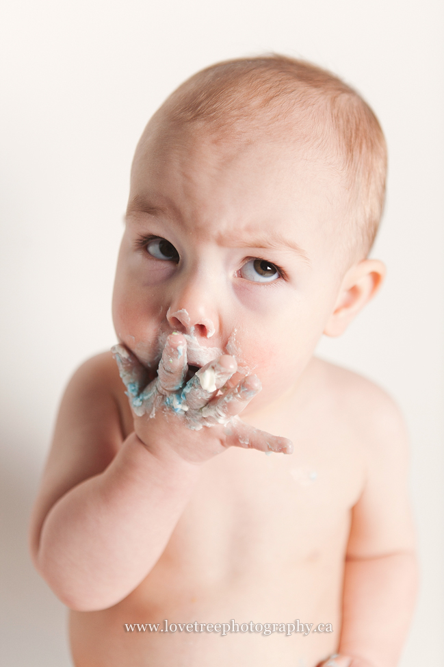 funny expression from a baby cakesmash session | image by vancouver lifestyle photographers www.lovetreephotography.ca