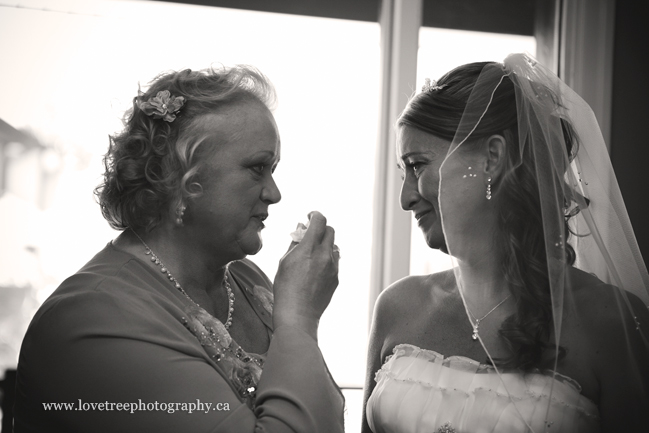 emotional moment between a mom and daughter at a tsawwassen wedding; image by vancouver wedding photographers www.lovetreephotography.ca