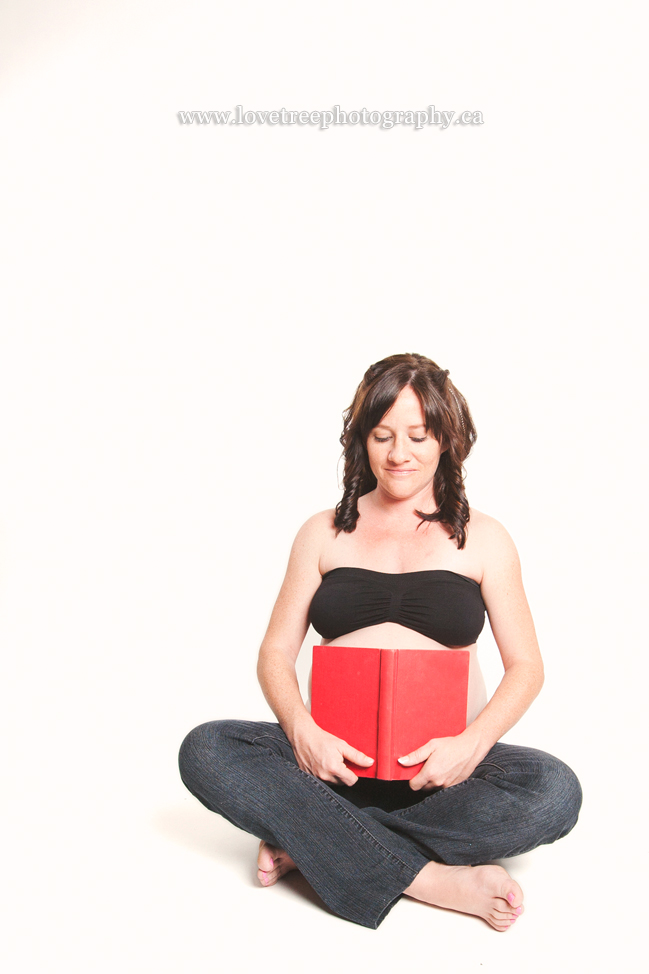 cute maternity pose for a book worm mommy-to-be | image by vancouver maternity photographer www.lovetreephotography.ca