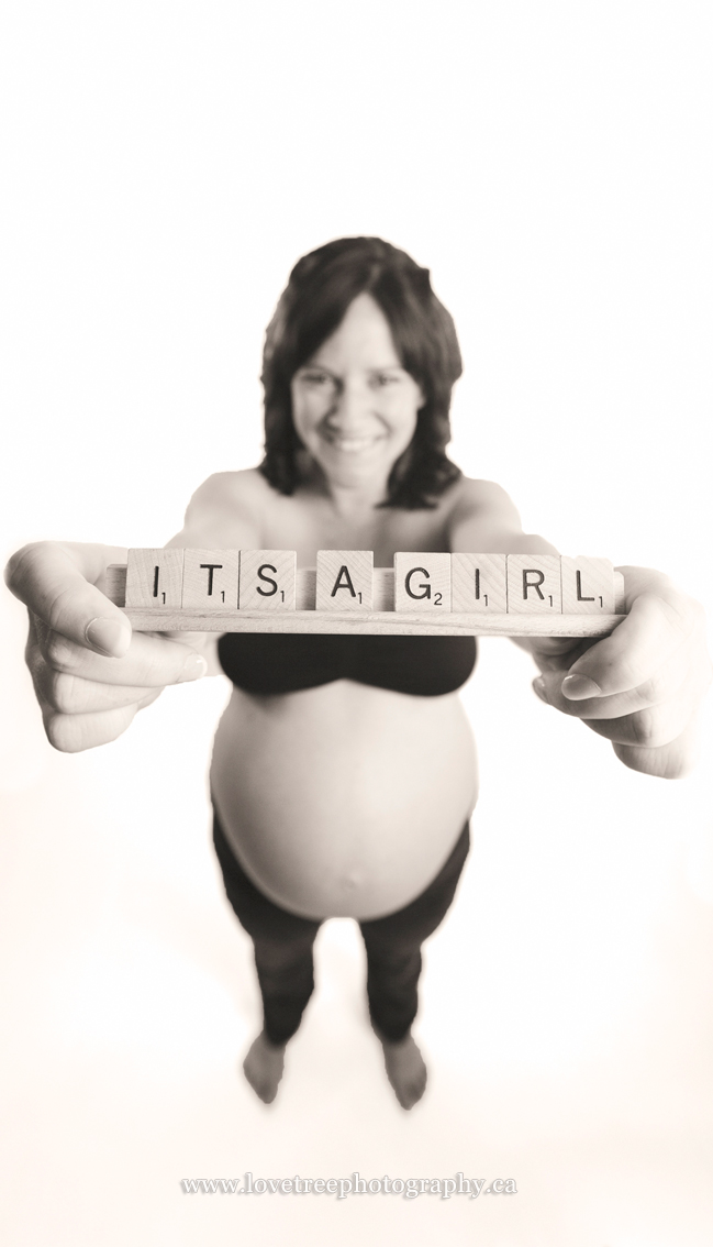 cute maternity pose for a word nerd :) | image by vancouver maternity photographer www.lovetreephotography.ca