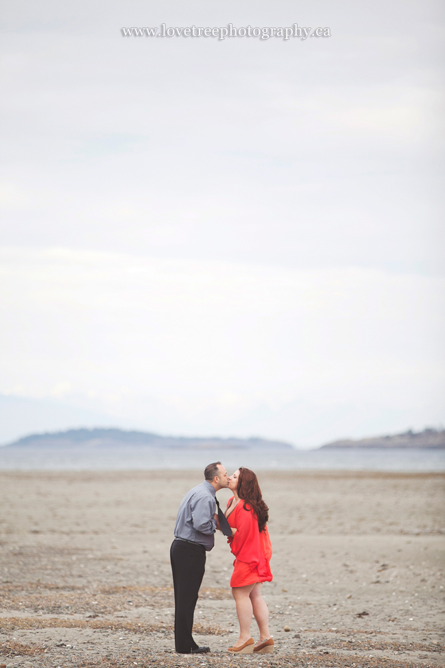Beach kisses | Parksville engagement photographer www.lovetreephotography.ca