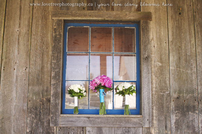 country wedding bouquets | image by rustic wedding photographers www.lovetreephotography.ca