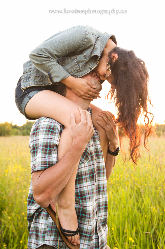 summery couples portrait session. love this kiss! image by https://www.lovetreephotography.ca