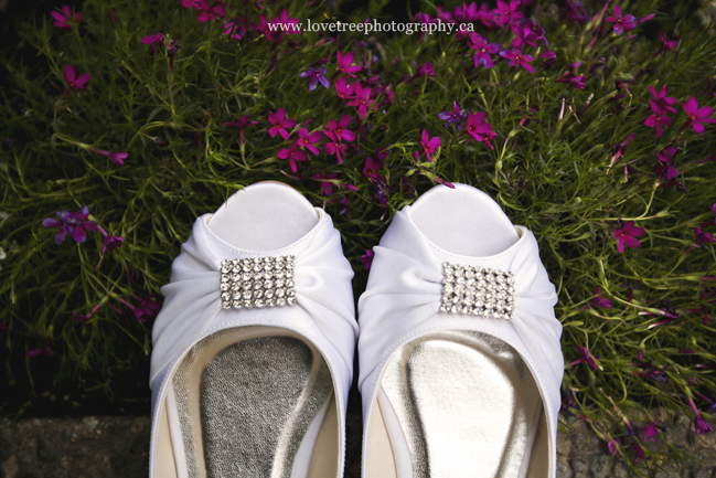 adorable flats for wedding shoes (www.lovetreephotography.ca)