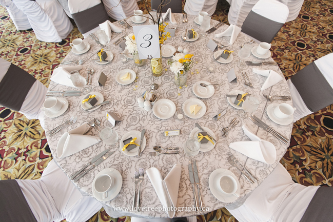 table decor vancouver marriott pinnacle hotel image by destination wedding photographers www.lovetreephotography.ca