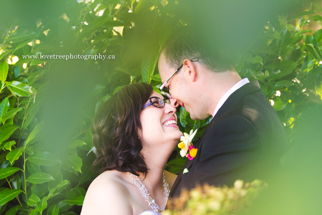 wedding pictures at granville island in vancouver - image by vancouver wedding photographers www.lovetreephotography.ca