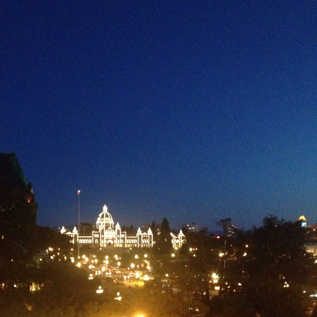 victoria parliament building at night