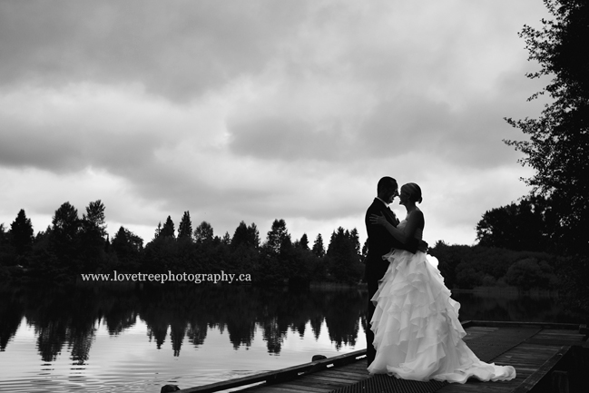 Rainy Day Wedding Como Lake Park | Coquitlam Wedding Photography | Image by www.lovetreephotography.ca