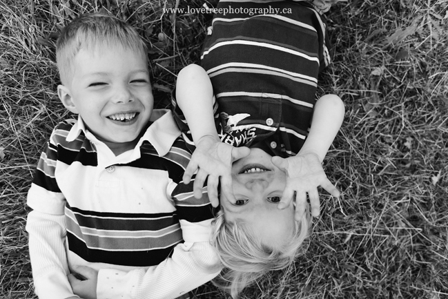 Driediger Farms Blueberry picking lifestyle family portrait session | image by www.lovetreephotography.ca