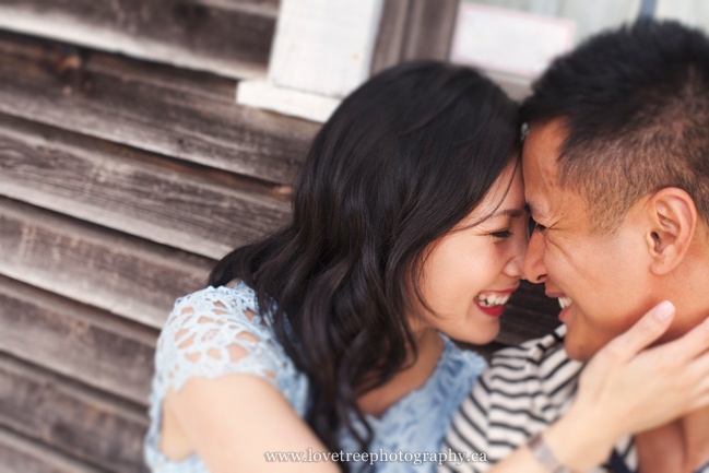 romantic engagement portraits